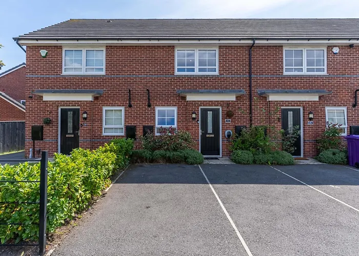 Walk To Airport - 3 Bedrooms X2 Driveway - Ev Charging - Washer & Dryer